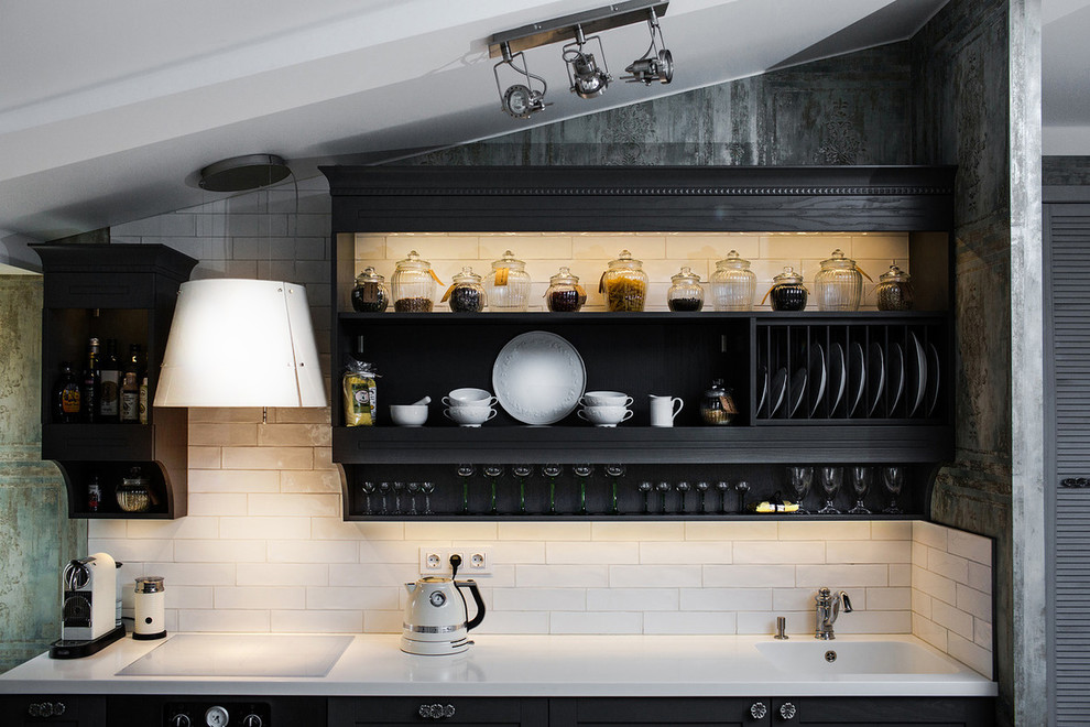 Imagen de cocina tradicional con puertas de armario negras, salpicadero blanco, armarios abiertos, salpicadero de azulejos tipo metro y encimeras blancas