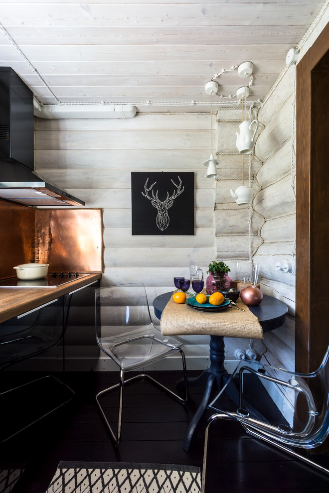 На фото: кухня среднего размера в стиле кантри с черными фасадами и черным полом
