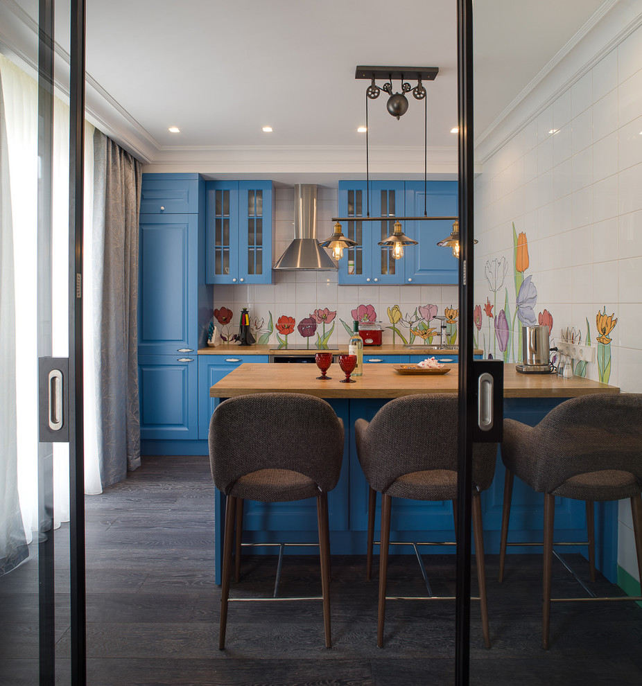 Exempel på ett skandinaviskt kök, med blå skåp, laminatbänkskiva, mörkt trägolv, en köksö, luckor med upphöjd panel, flerfärgad stänkskydd, svarta vitvaror, en nedsänkt diskho och svart golv