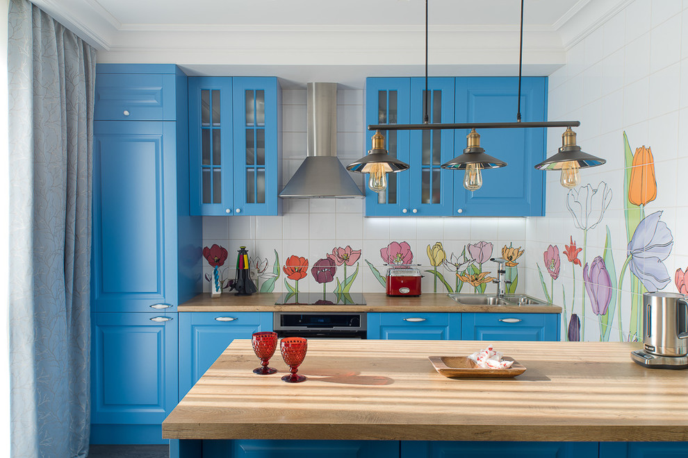 Offene Nordische Küche mit Schrankfronten mit vertiefter Füllung, blauen Schränken, Laminat-Arbeitsplatte, dunklem Holzboden und Kücheninsel in Sankt Petersburg