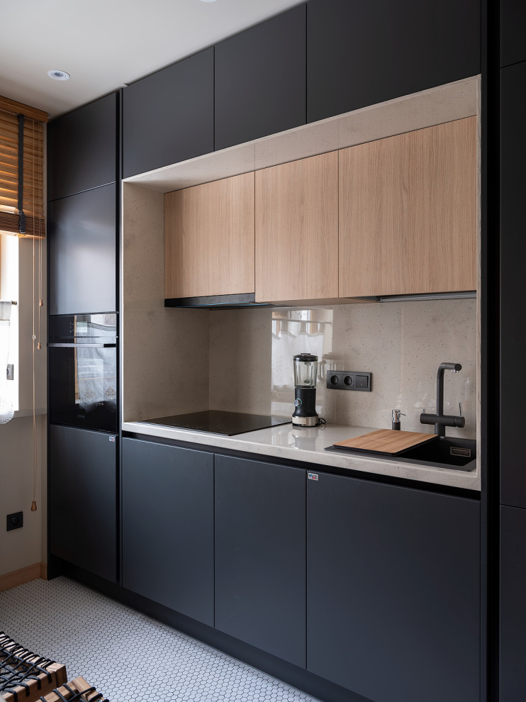 Diseño de cocina lineal contemporánea pequeña sin isla con fregadero encastrado, armarios con paneles lisos, puertas de armario negras, salpicadero beige, electrodomésticos con paneles y encimeras beige
