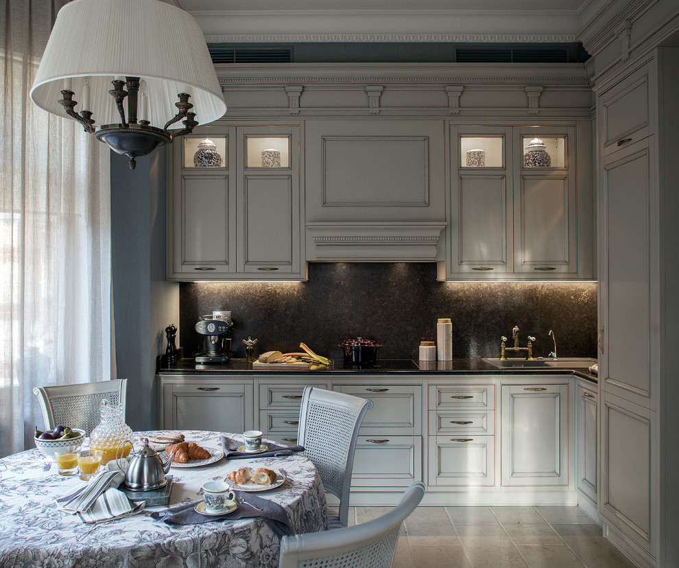 Inspiration för avskilda klassiska l-kök, med en nedsänkt diskho, luckor med infälld panel, vita skåp, svart stänkskydd och beiget golv
