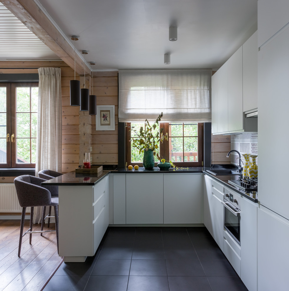 Inspiration för mellanstora moderna kök, med en nedsänkt diskho, släta luckor, vita skåp, granitbänkskiva, flerfärgad stänkskydd, stänkskydd i keramik, rostfria vitvaror, en halv köksö och svart golv