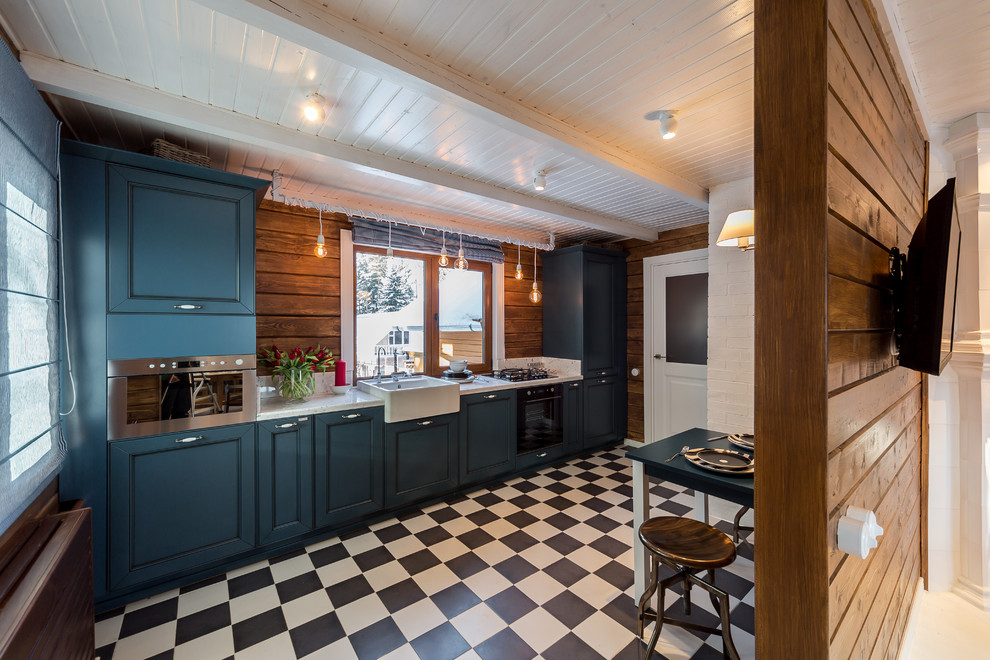 Idéer för avskilda funkis linjära kök, med en rustik diskho, luckor med infälld panel, blå skåp, rostfria vitvaror och fönster som stänkskydd