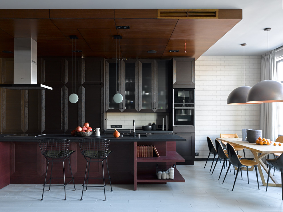 Inspiration för stora moderna linjära svart kök med öppen planlösning, med en undermonterad diskho, luckor med infälld panel, svarta skåp, vitt stänkskydd, svarta vitvaror, en köksö och vitt golv