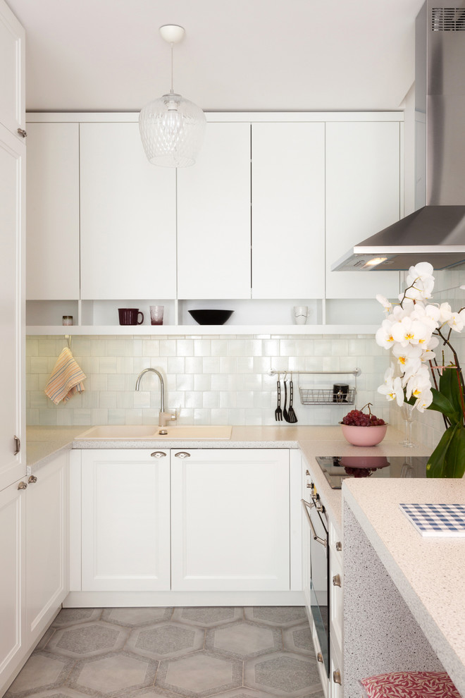 Inspiration för ett litet skandinaviskt kök, med en undermonterad diskho, vita skåp, stänkskydd i keramik, rostfria vitvaror och klinkergolv i keramik