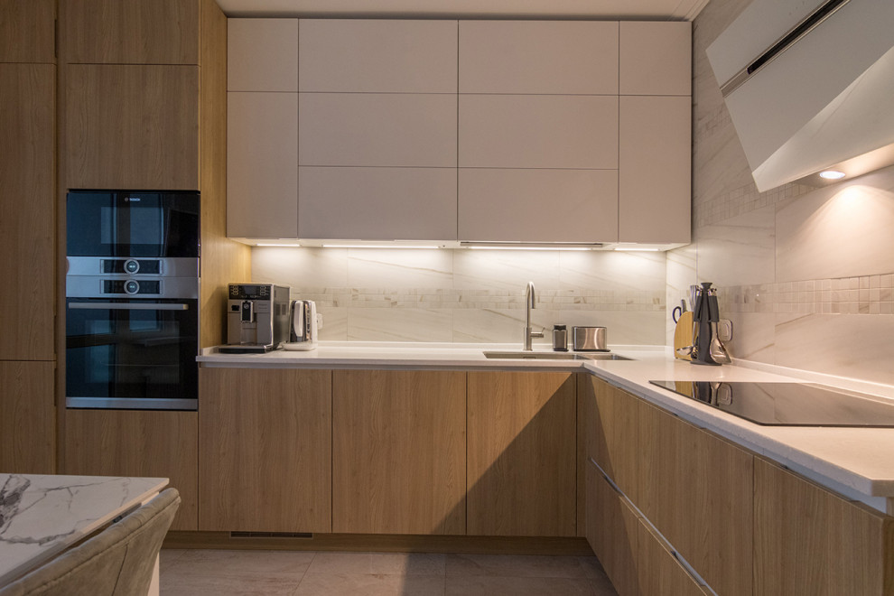 This is an example of a contemporary kitchen in Moscow with a feature wall.
