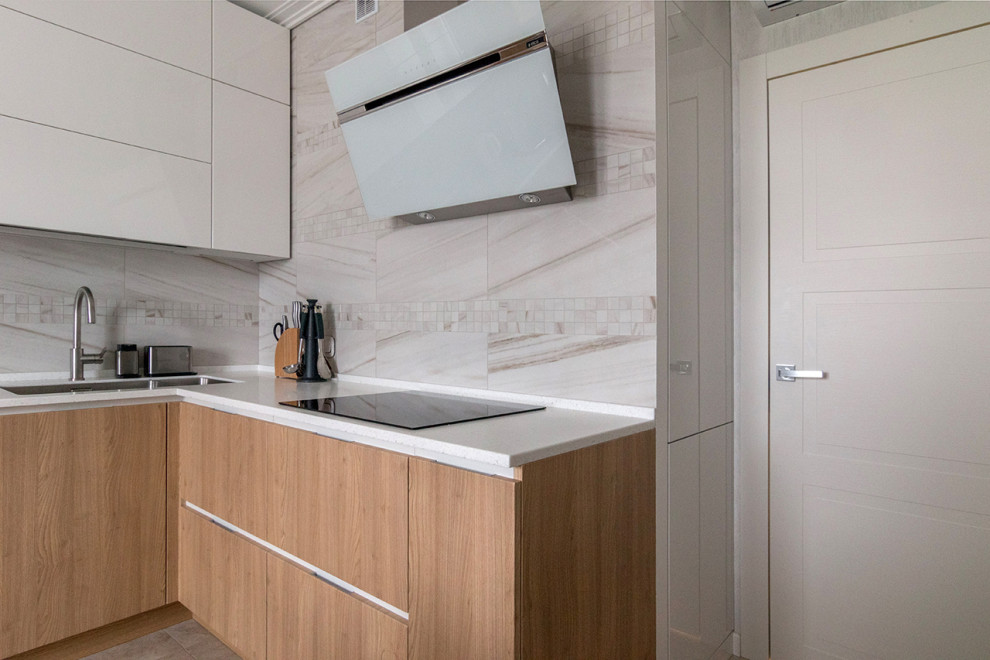 Стильный дизайн: кухня в современном стиле с акцентной стеной - последний тренд
