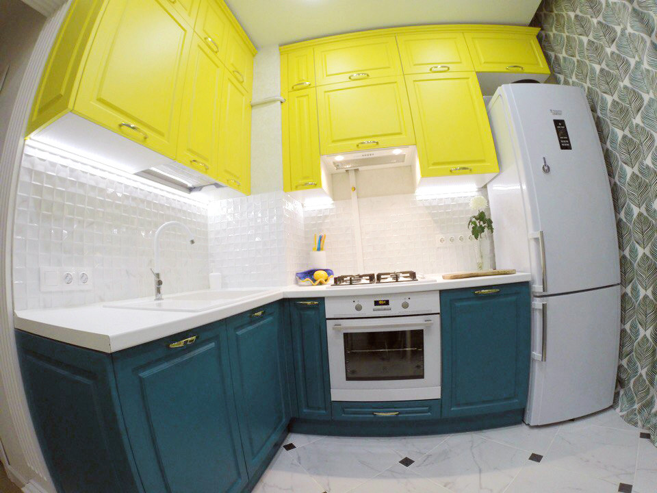 モスクワにある低価格の小さなトランジショナルスタイルのおしゃれなキッチン (アンダーカウンターシンク、落し込みパネル扉のキャビネット、ターコイズのキャビネット、ラミネートカウンター、白いキッチンパネル、セラミックタイルのキッチンパネル、白い調理設備、磁器タイルの床、白い床、白いキッチンカウンター) の写真