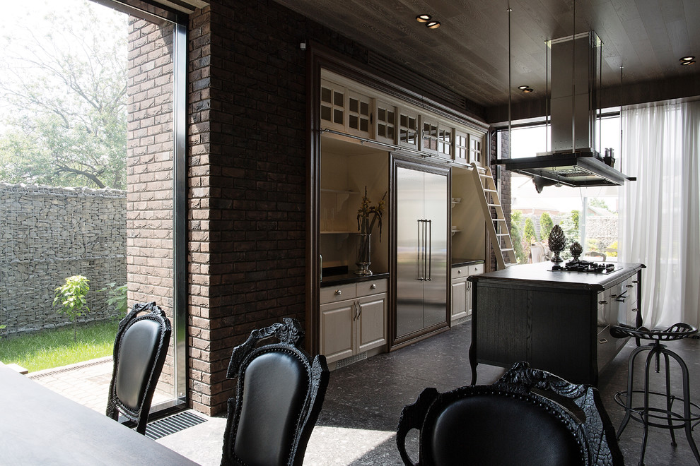 Пример оригинального дизайна: огромная прямая кухня-гостиная в современном стиле с двойной мойкой, открытыми фасадами, темными деревянными фасадами, столешницей из кварцевого агломерата, бежевым фартуком, белой техникой, полом из ламината, островом и коричневым полом