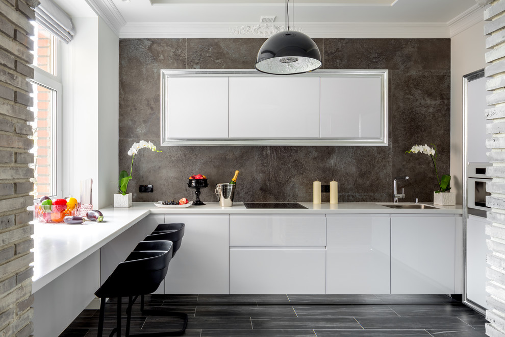 Foto på ett mellanstort eklektiskt vit kök, med en undermonterad diskho, luckor med profilerade fronter, vita skåp, bänkskiva i koppar, brunt stänkskydd, stänkskydd i porslinskakel, vita vitvaror, mellanmörkt trägolv och grått golv
