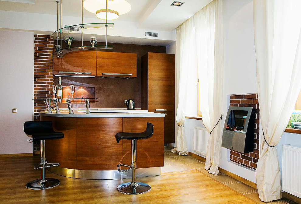 Kleine Moderne Küche mit braunem Boden in Sankt Petersburg