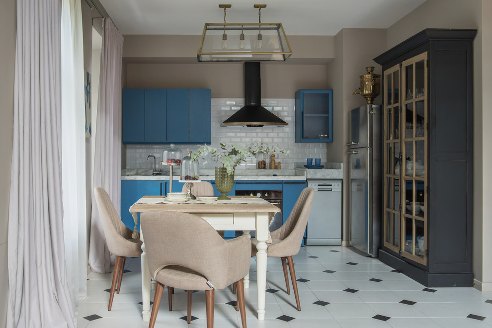Immagine di una cucina lineare design con ante lisce, ante blu, paraspruzzi bianco, paraspruzzi con piastrelle diamantate, elettrodomestici neri, nessuna isola, pavimento bianco e top bianco