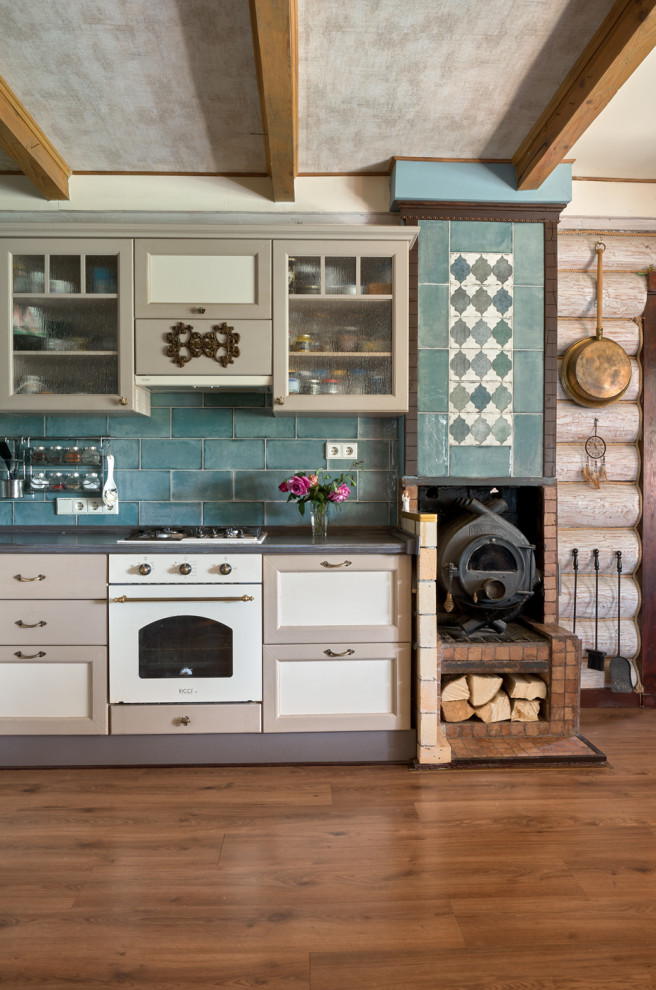 Esempio di una cucina country con ante in stile shaker, ante grigie, paraspruzzi blu, pavimento in legno massello medio, pavimento marrone e top grigio