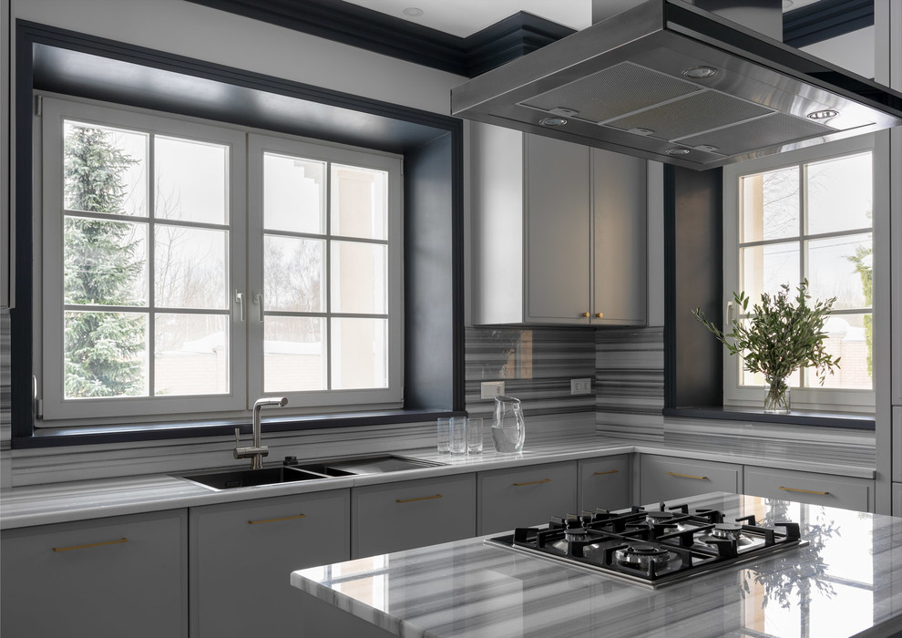 Foto på ett funkis grå kök, med luckor med profilerade fronter, grå skåp, grått stänkskydd och en köksö
