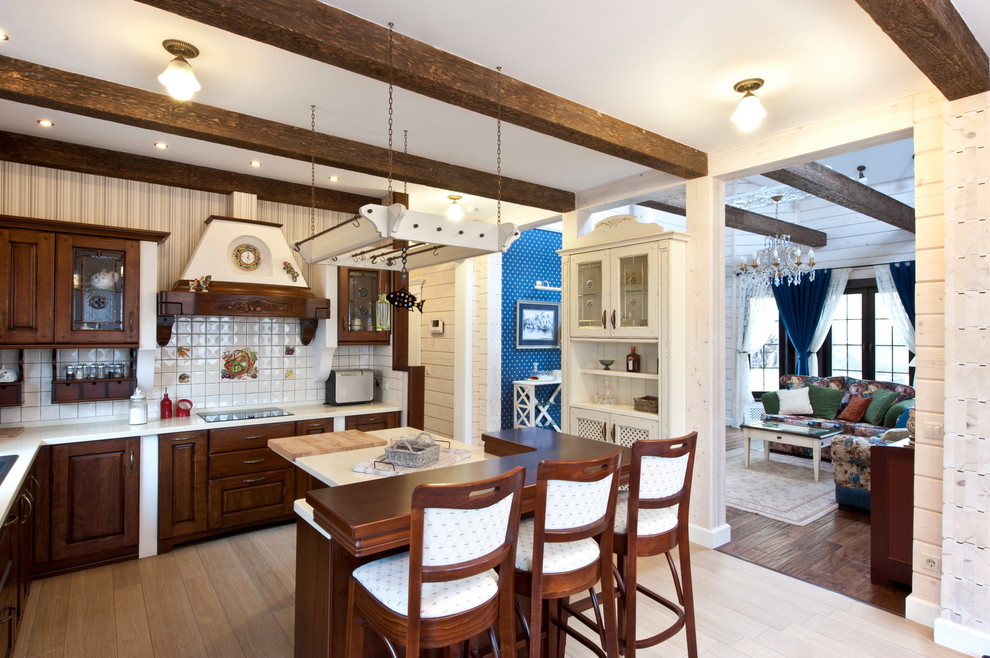 Immagine di una cucina country con ante in legno bruno, top in superficie solida, pavimento con piastrelle in ceramica e paraspruzzi bianco