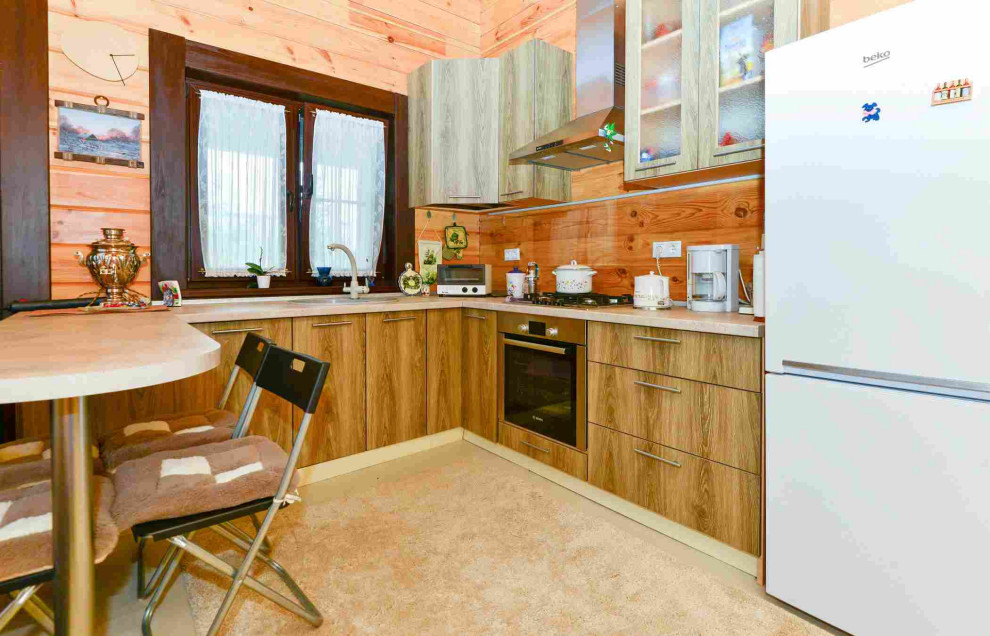 Bild på ett litet vintage vit vitt kök, med en undermonterad diskho, släta luckor, skåp i mellenmörkt trä, bänkskiva i koppar, glaspanel som stänkskydd, rostfria vitvaror, målat trägolv, en halv köksö och grått golv