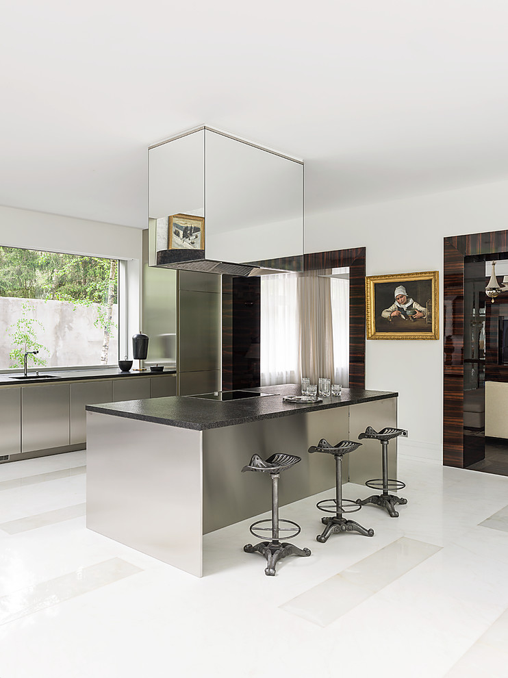 Exempel på ett modernt kök, med släta luckor, rostfria vitvaror, en köksö, skåp i rostfritt stål och fönster som stänkskydd