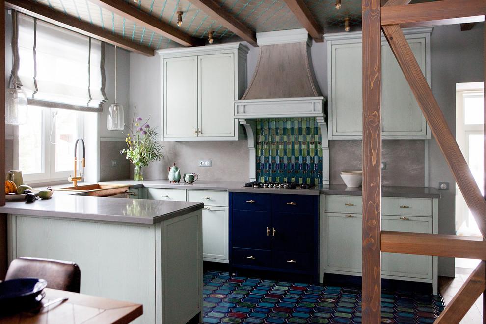 На фото: п-образная кухня в стиле кантри с фасадами с утопленной филенкой, полуостровом, синим полом и серой столешницей