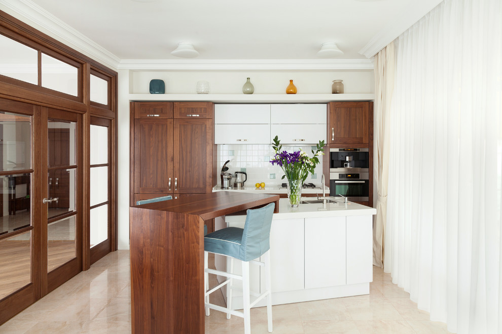 Cette photo montre une grande cuisine américaine parallèle tendance en bois foncé avec un placard avec porte à panneau encastré et un sol en marbre.