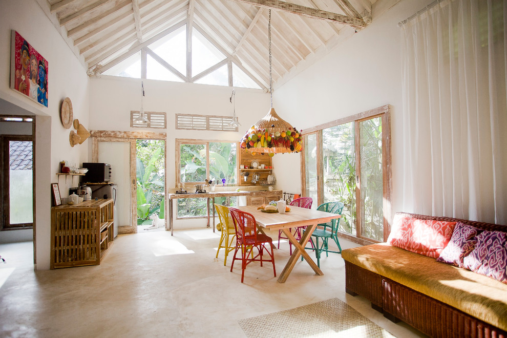 Immagine di una cucina abitabile eclettica con top in legno, pavimento in travertino e nessuna isola