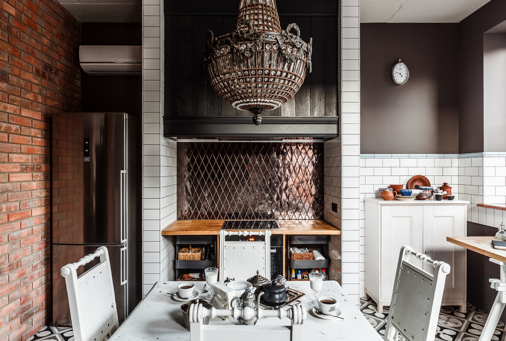 Стильный дизайн: кухня среднего размера в стиле фьюжн с открытыми фасадами, белыми фасадами, деревянной столешницей, коричневым фартуком и полом из керамической плитки - последний тренд