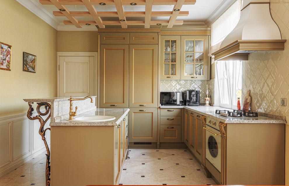Aménagement d'une cuisine classique en U avec un évier posé, un placard avec porte à panneau encastré, une crédence beige et îlot.