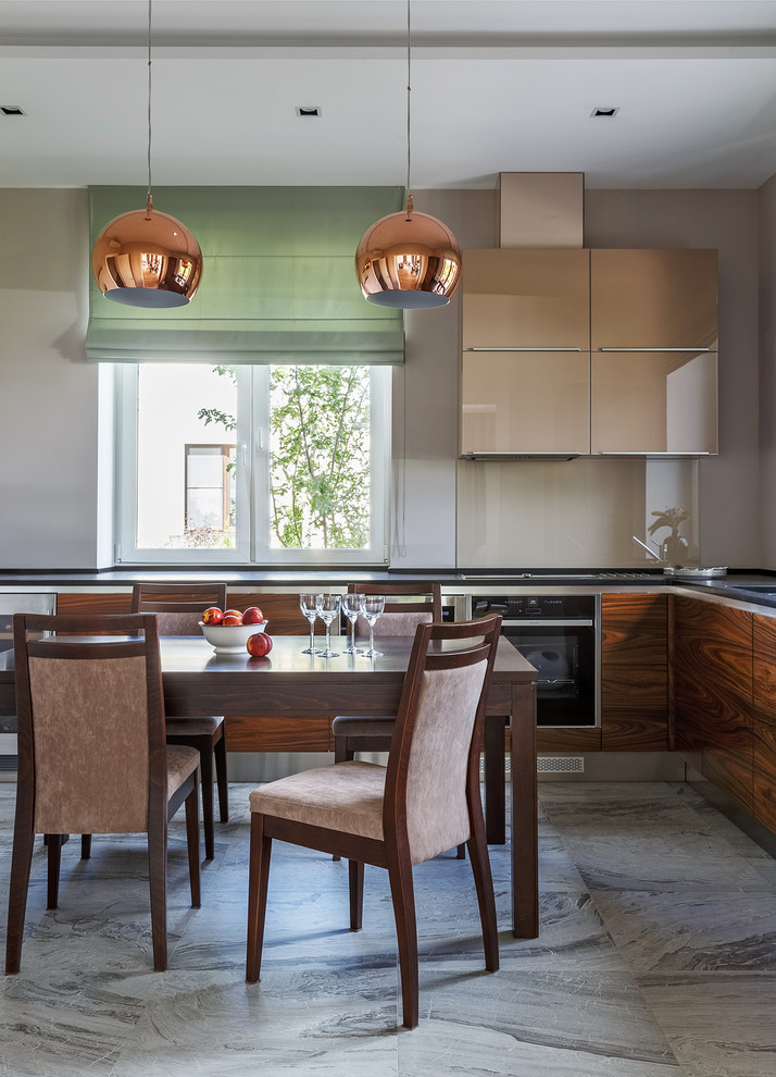 На фото: кухня среднего размера в современном стиле с обеденным столом, полом из керамогранита и серым полом с