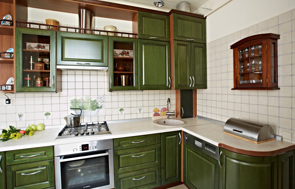 Foto på ett litet vintage beige kök, med en enkel diskho, luckor med upphöjd panel, gröna skåp, laminatbänkskiva, vitt stänkskydd, stänkskydd i keramik, rostfria vitvaror, klinkergolv i keramik och beiget golv