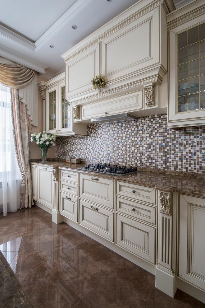 Пример оригинального дизайна: кухня в классическом стиле с фасадами с выступающей филенкой, белыми фасадами, разноцветным фартуком и фартуком из плитки мозаики