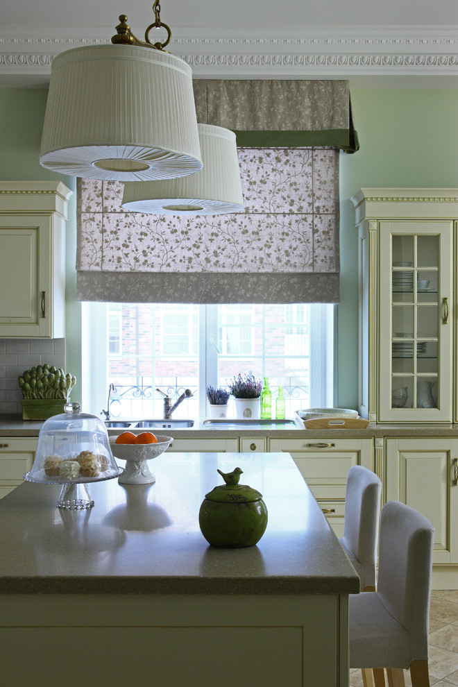 Exempel på ett stort klassiskt kök, med luckor med upphöjd panel, gula skåp, marmorbänkskiva, vitt stänkskydd, stänkskydd i keramik, marmorgolv, en köksö och en dubbel diskho