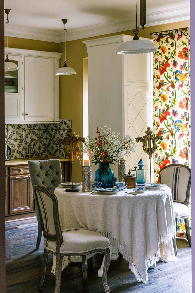 Exempel på ett mellanstort eklektiskt linjärt kök och matrum, med en undermonterad diskho, luckor med upphöjd panel, vita skåp, marmorbänkskiva, flerfärgad stänkskydd, stänkskydd i keramik och mörkt trägolv