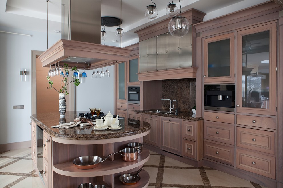 Immagine di una cucina chic con lavello da incasso, ante in legno scuro, paraspruzzi marrone, top marrone, ante con riquadro incassato e pavimento beige