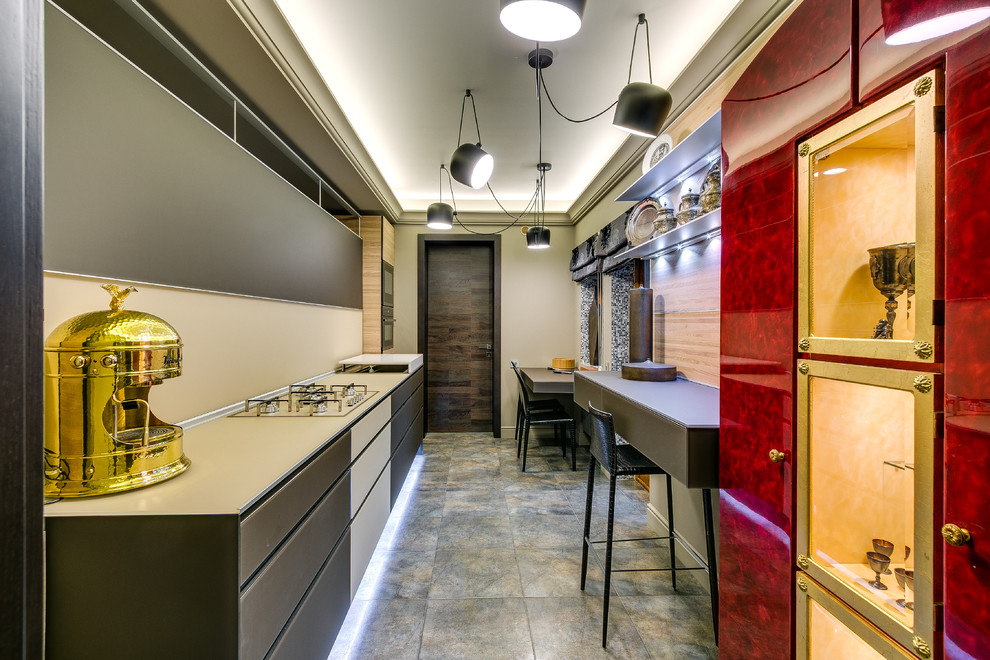 Свежая идея для дизайна: узкая кухня в стиле фьюжн - отличное фото интерьера