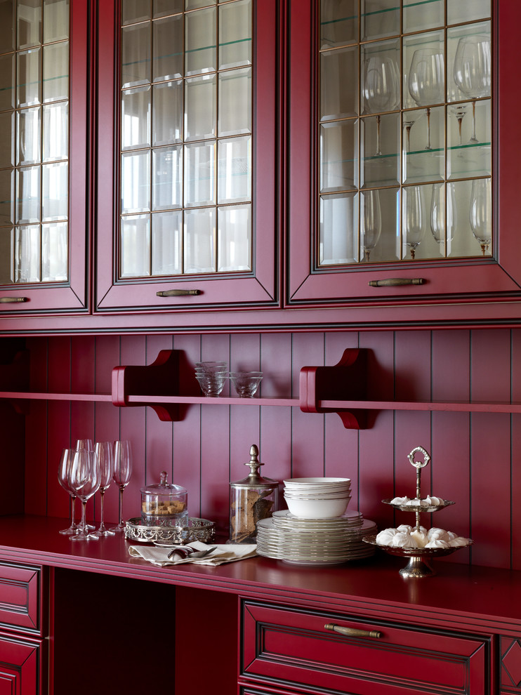 Diseño de cocina tradicional renovada con puertas de armario rojas, salpicadero rojo, armarios tipo vitrina y encimeras rojas