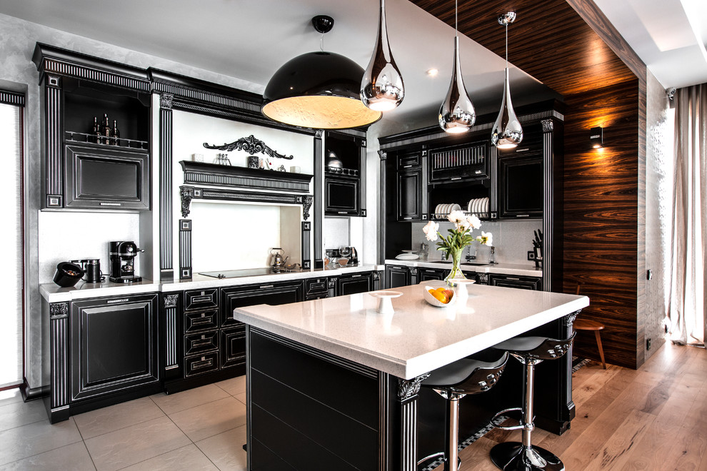 Источник вдохновения для домашнего уюта: угловая кухня-гостиная в стиле неоклассика (современная классика) с врезной мойкой, фасадами с выступающей филенкой, черными фасадами, белым фартуком и островом