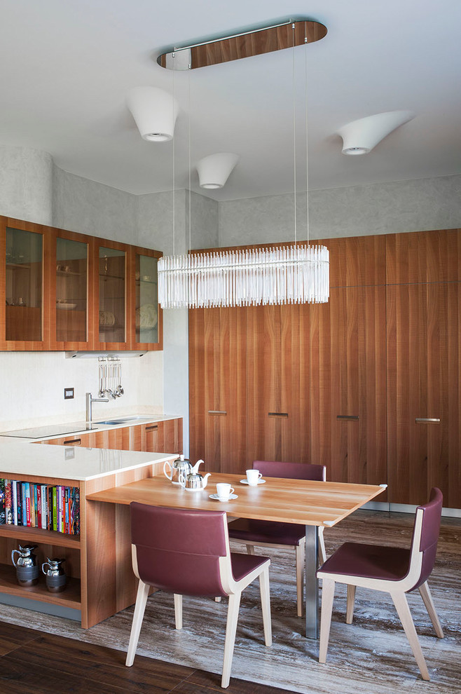 Стильный дизайн: п-образная кухня в современном стиле с плоскими фасадами, фасадами цвета дерева среднего тона и белым фартуком - последний тренд