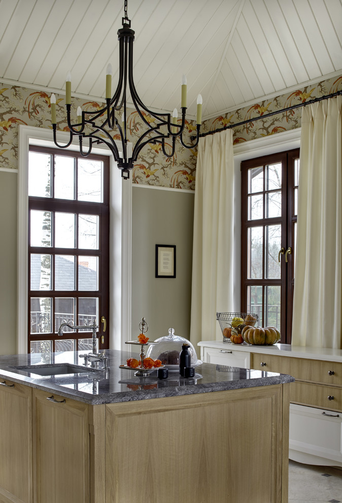 Свежая идея для дизайна: кухня в классическом стиле с обеденным столом, врезной мойкой, светлыми деревянными фасадами, островом и шторами на окнах - отличное фото интерьера