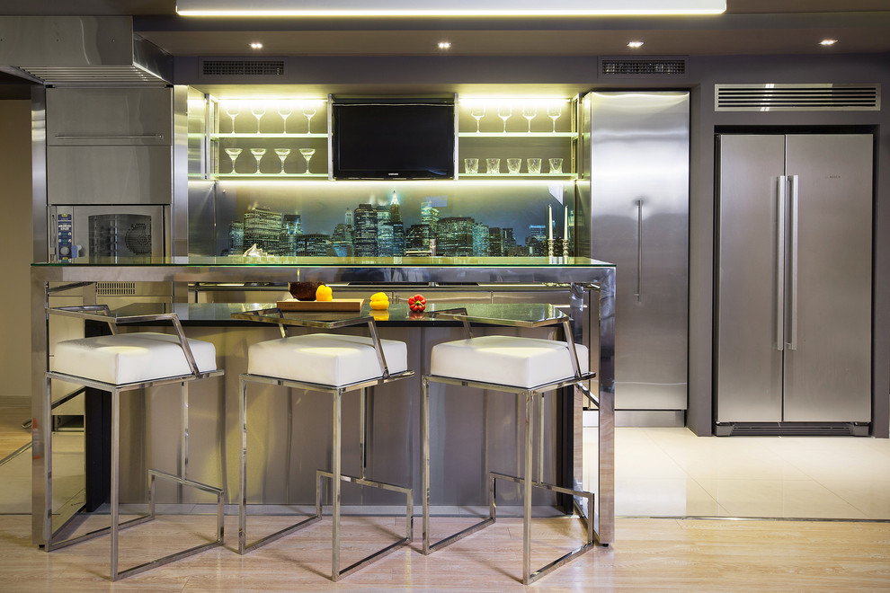 Ejemplo de cocina lineal contemporánea grande con armarios con paneles lisos, puertas de armario en acero inoxidable, salpicadero multicolor, una isla y suelo beige