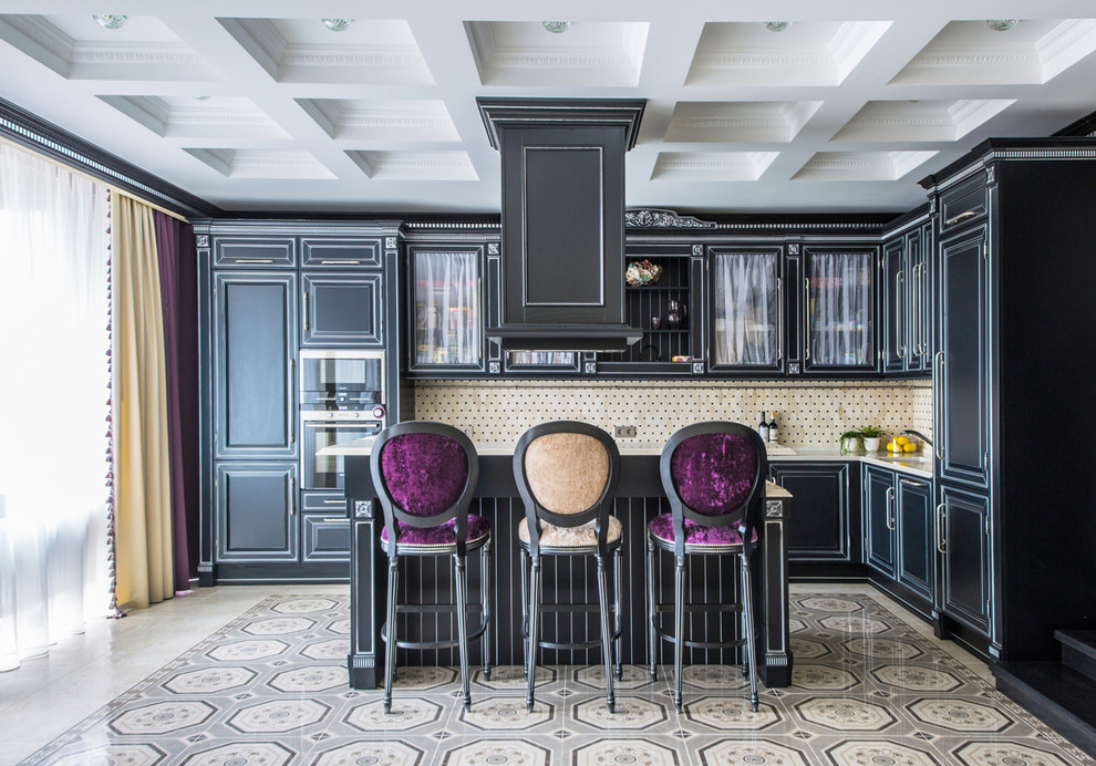 На фото: угловая кухня в классическом стиле с врезной мойкой, черными фасадами, бежевым фартуком, черной техникой и островом в частном доме