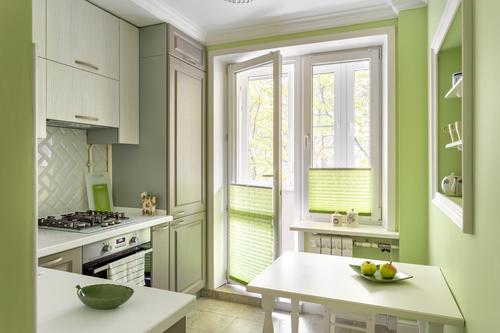 Geschlossene Moderne Küche in L-Form mit Küchenrückwand in Weiß, Rückwand aus Metrofliesen, Küchengeräten aus Edelstahl, beigem Boden, weißer Arbeitsplatte, flächenbündigen Schrankfronten und hellen Holzschränken in Moskau