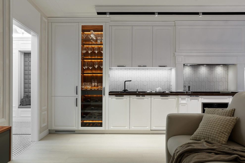 Inspiration för stora klassiska linjära kök, med luckor med infälld panel, vita skåp, vitt stänkskydd och vitt golv