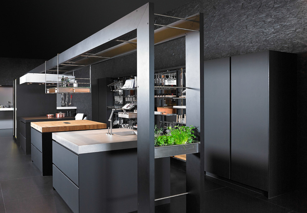 Идея дизайна: большая прямая кухня в скандинавском стиле с обеденным столом, плоскими фасадами, островом, врезной мойкой, темными деревянными фасадами, техникой из нержавеющей стали и полом из керамогранита