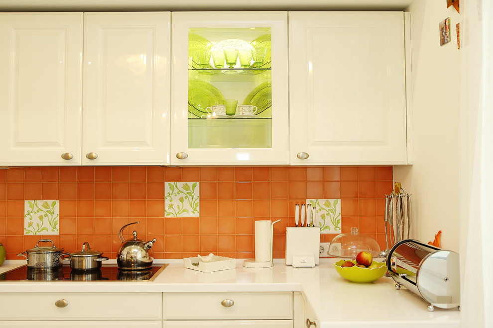 Idéer för att renovera ett mellanstort funkis kök, med luckor med upphöjd panel, vita skåp, bänkskiva i koppar, orange stänkskydd, stänkskydd i keramik och klinkergolv i porslin