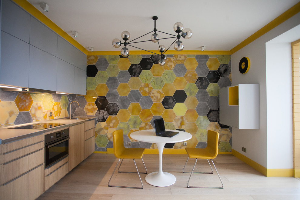 Foto di una cucina design con ante lisce, ante in legno chiaro, paraspruzzi multicolore, elettrodomestici neri e nessuna isola