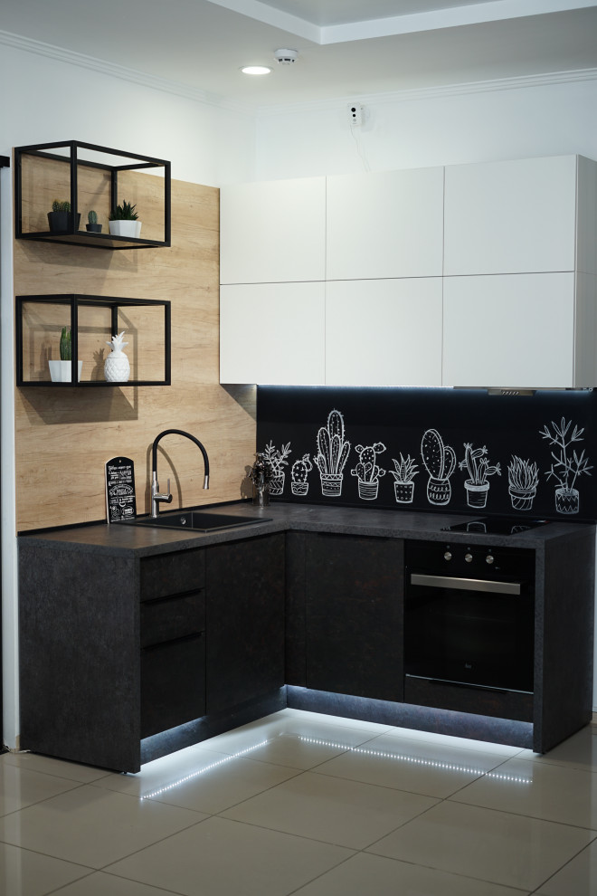 Diseño de cocinas en L contemporánea pequeña con fregadero bajoencimera, armarios con paneles lisos, puertas de armario blancas y encimeras grises