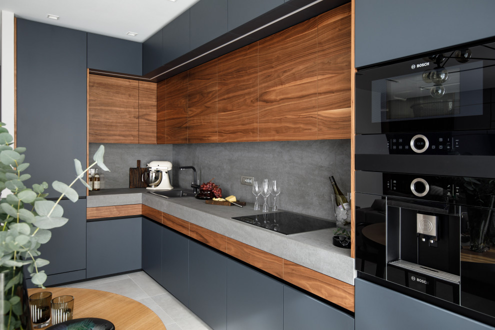 Diseño de cocina contemporánea grande sin isla con fregadero de un seno, puertas de armario negras, salpicadero verde y electrodomésticos con paneles