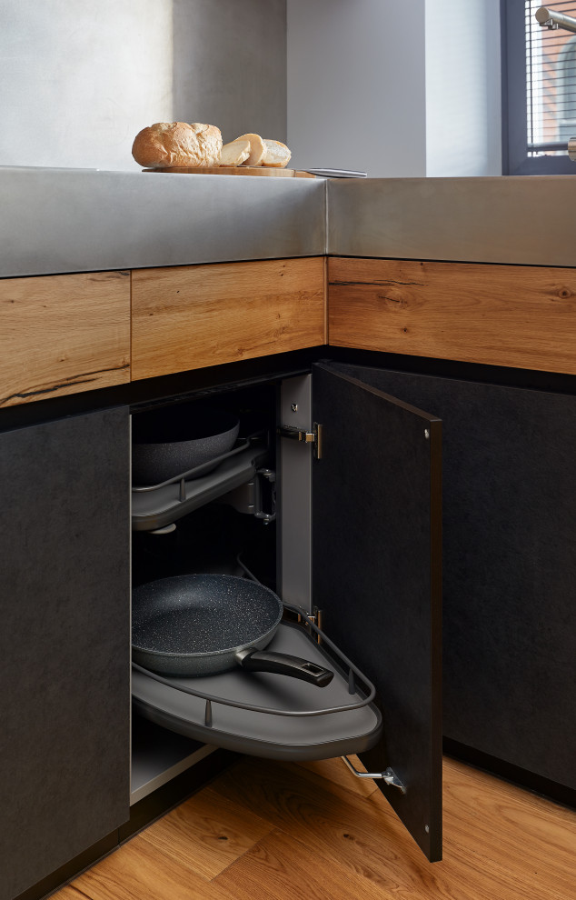Esempio di una cucina di medie dimensioni con lavello a vasca singola, ante marroni, top in acciaio inossidabile, paraspruzzi grigio, elettrodomestici da incasso e top grigio