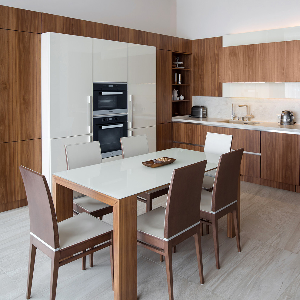 Immagine di una cucina minimalista con lavello sottopiano, ante lisce, ante in legno scuro, paraspruzzi bianco, pavimento grigio, elettrodomestici neri e nessuna isola
