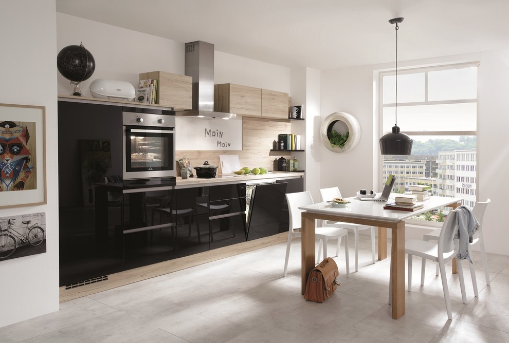 Foto de cocina comedor lineal escandinava sin isla con armarios con paneles lisos, puertas de armario negras y salpicadero beige